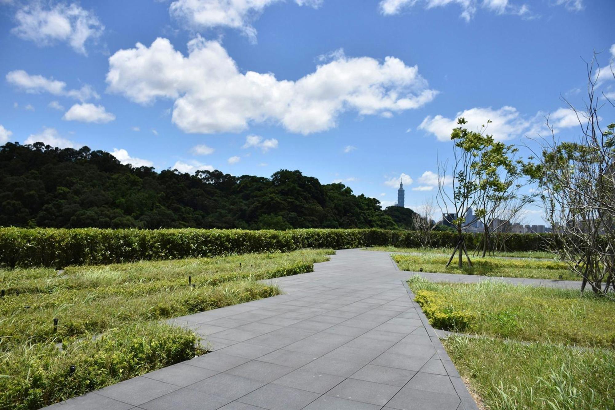 Courtyard By Marriott Taipei Hotel Exterior photo View of the park